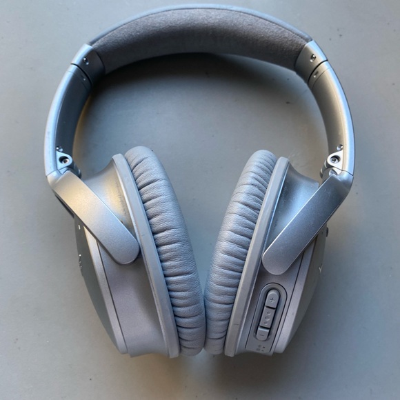 Bose Silver On-Ear Headphones - Picture 4 of 10